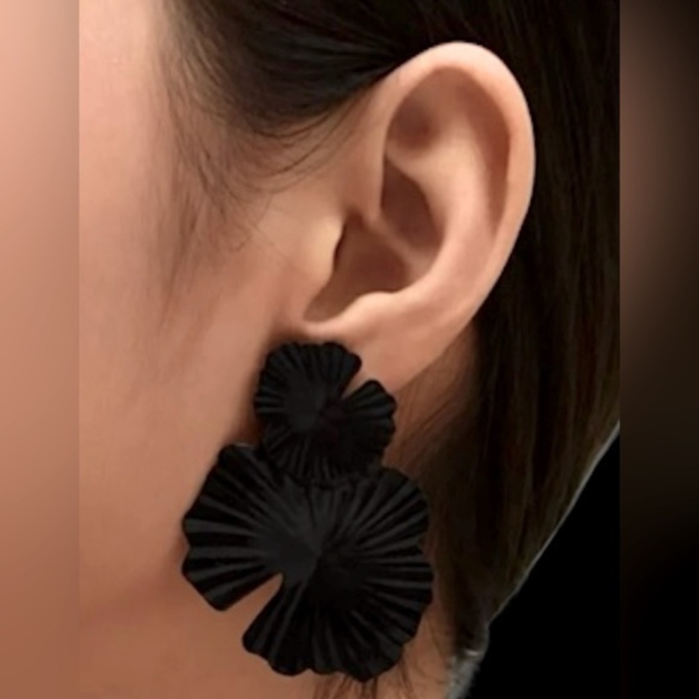 Urban Outfitters Joanne black lightweight Earring